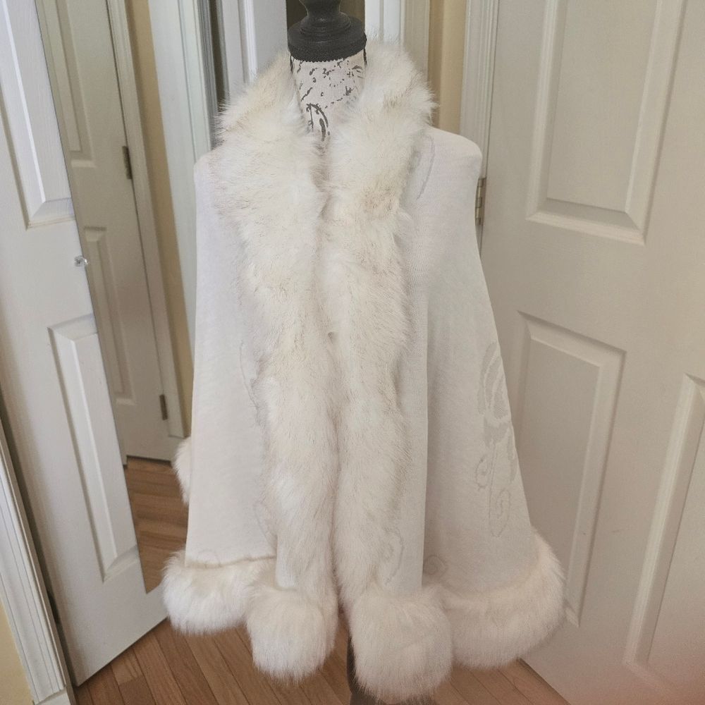 GLAMAROUS WHITE FAUX FUR CAPE